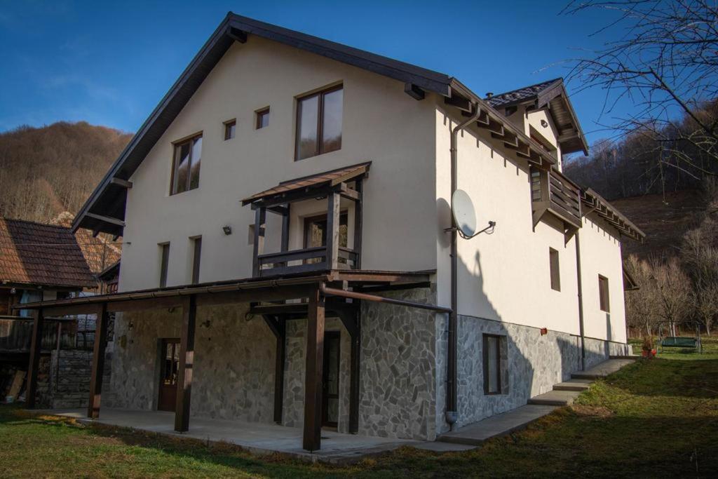 Casa De Vacanta Edya Petrosani Exterior photo